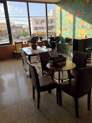 Living area - Guest house Blue Ocean Naha - Hostel  (Naha)