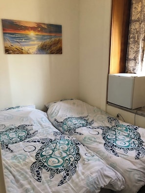 Habitació amb dos llits individuals econòmica | Cobrellits, cortines opaques, wifi gratuïta i roba de llit 