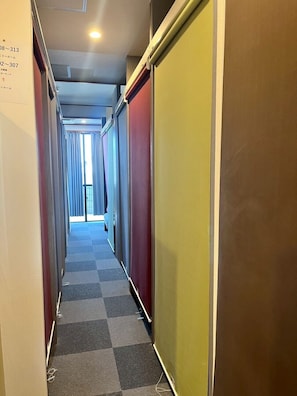 Dormitori compartit Deluxe | Cobrellits, cortines opaques, wifi gratuïta i roba de llit 
