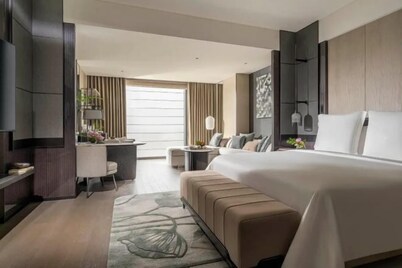 Sweet Fruit Light Luxury Hotel (Haikou Fruit Market Overseas Chinese Middle School Branch)