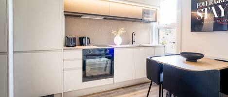 Kühlschrank, Mikrowelle, Ofen, Herdplatte