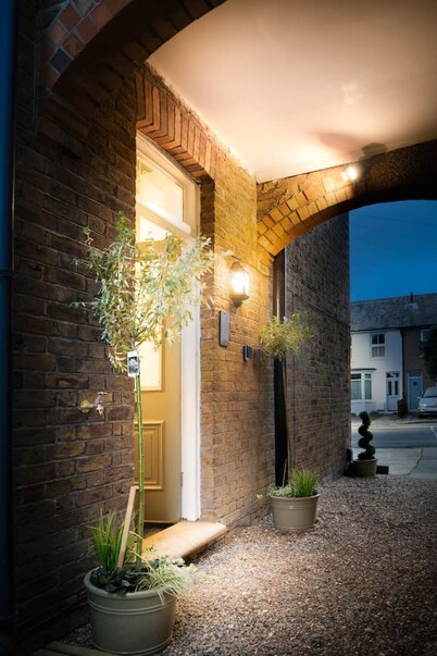 Stylish Modern Designed Apt, near Station, London