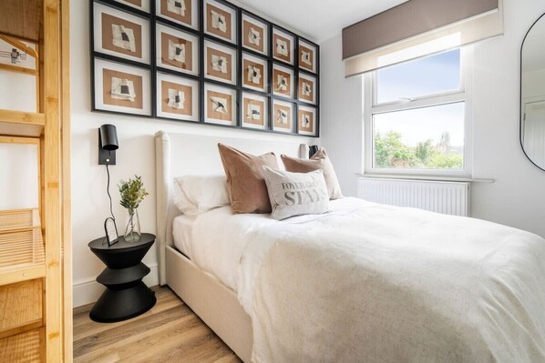 2 habitaciones, escritorio, tabla de planchar con plancha y wifi gratis 
