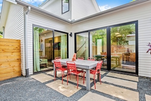 Outdoor dining - Modern East Austin Gem - Heated Pool - Restaurants (Austin)