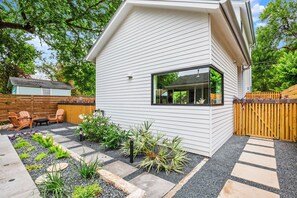 Terrace/patio - Modern East Austin Gem - Heated Pool - Restaurants (Austin)