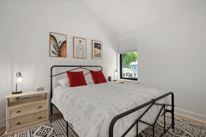 2 bedrooms, iron/ironing board, travel cot, free WiFi - Modern East Austin Gem - Heated Pool - Restaurants (Austin)