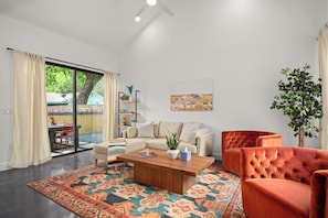 Smart TV, books - Modern East Austin Gem - Heated Pool - Restaurants (Austin)