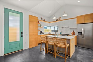 Fridge, microwave, oven, stovetop - New Eastside ATX Home w/ Heated POOL (Austin)