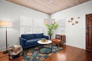 Smart-TV, bøker og PC-skjermer