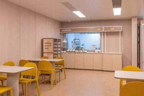 A room with tables and chairs, a counter with items, and a window. - Hanting Express Zhengzhou Zhenghenghui Dongqing Street Subway Station Hotel (Zhengzhou)