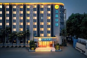 A hotel with a modern facade, multiple floors, and a well-lit entrance. - Hanting Express Zhengzhou Zhenghenghui Dongqing Street Subway Station Hotel (Zhengzhou)