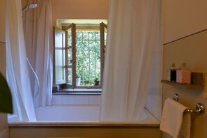 Shower, hair dryer, bidet, towels - Vivaia: eclectic rural retreat (Poggibonsi)