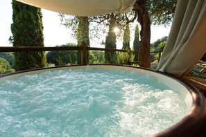 Outdoor spa tub - Vivaia: eclectic rural retreat (Poggibonsi)