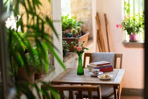 Outdoor dining - Vivaia: eclectic rural retreat (Poggibonsi)