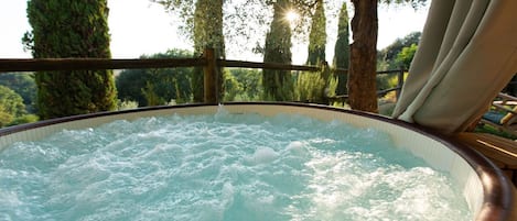 Outdoor spa tub