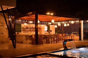 Bar i bassenget