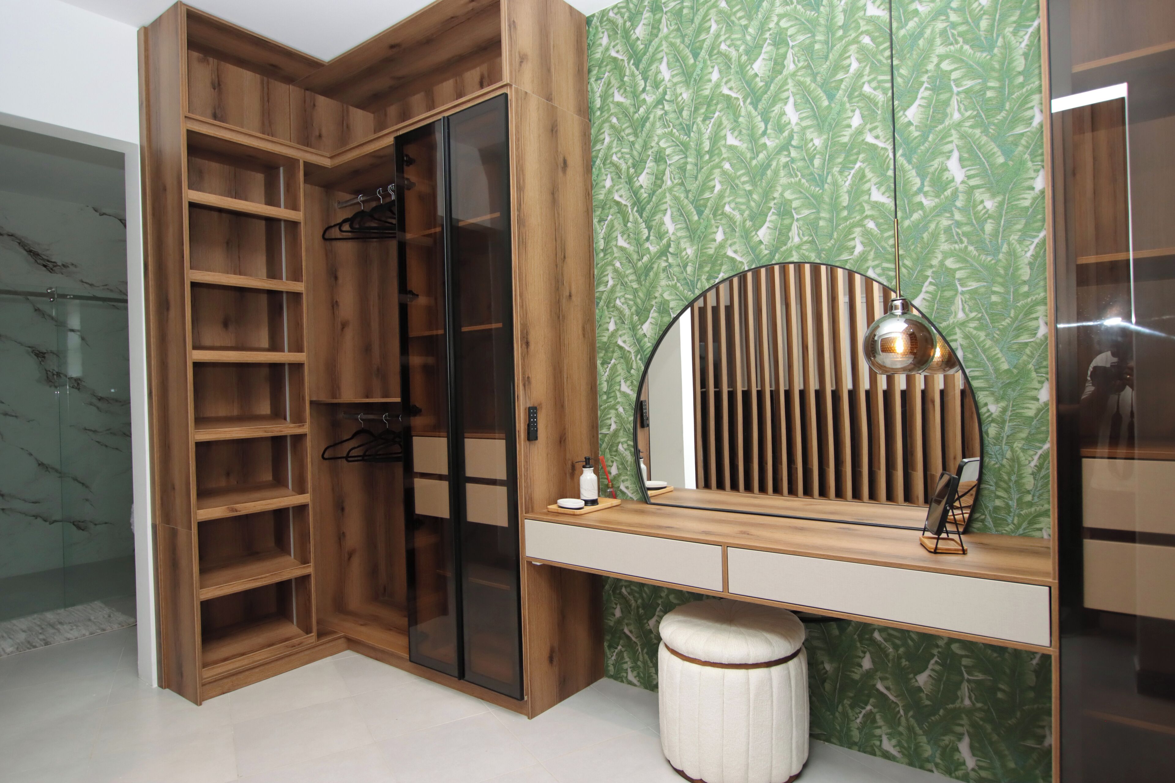 Un vestidor con estanterías de madera y un espacio de tocador con espejo.