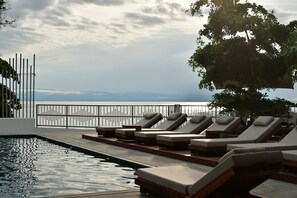 Outdoor pool, pool umbrellas, sun loungers - Hotel Boutique Palma Arena (Turbo)