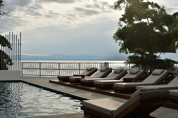 Piscine extérieure, parasols de plage, chaises longues