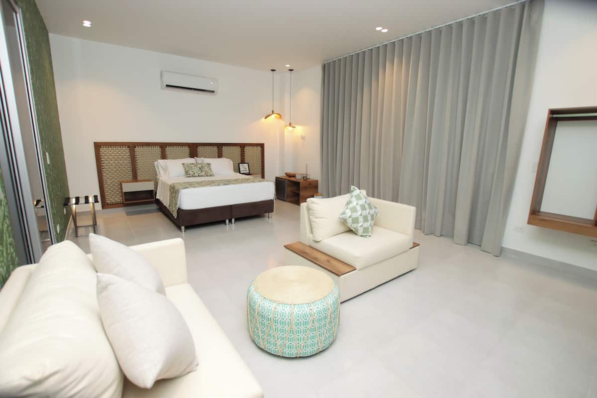 Executive Suite | Bathroom | Shower, rainfall showerhead, towels, soap