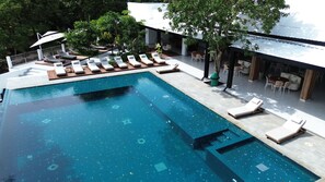 Outdoor pool, pool umbrellas, sun loungers - Hotel Boutique Palma Arena (Turbo)