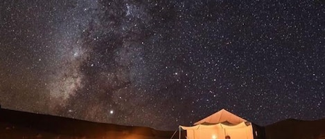 Habitación Deluxe con 2 camas individuales, balcón, vistas al desierto | Wifi gratis