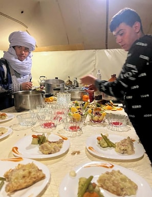 Fridge, stovetop, coffee/tea maker, cookware/dishes/utensils - Desert Season Luxury Camp (Taouz)