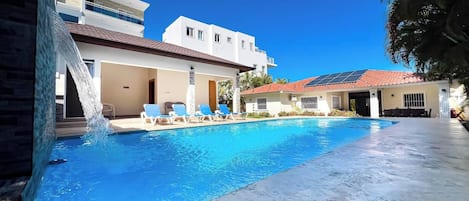 Vila, 5 quartos, piscina particular, vista para o jardim | Piscina | Piscina externa