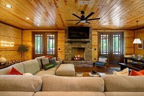 スマートテレビ、暖炉、テレビゲーム、テーブルサッカー台