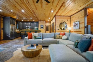 スマートテレビ、暖炉、テレビゲーム、テーブルサッカー台