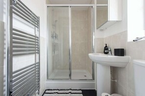 Ducha, secador de pelo, toallas y champú