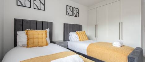 2 bedrooms, iron/ironing board, free WiFi, bed sheets