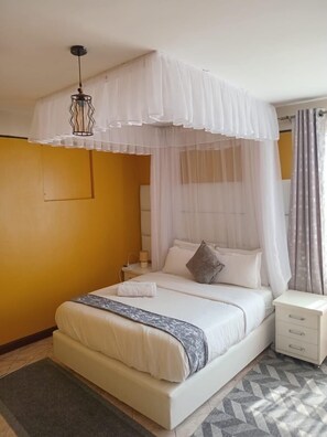 1 camera, una scrivania, ferro/asse da stiro, culla da viaggio