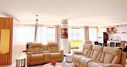 Overlooking the lake, horizon & sunset. Netflix, Wi-Fi, f.parking 24/7 security