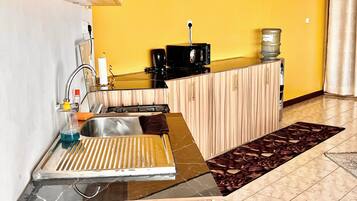 冰箱、微波炉、烤箱、电热水壶