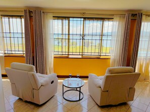 Interior - Overlooking the lake, horizon & sunset. Netflix, Wi-Fi, f.parking 24/7 security (Kisumu)