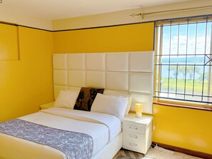 1 bedroom, desk, iron/ironing board, travel crib - Overlooking the lake, horizon & sunset. Netflix, Wi-Fi, f.parking 24/7 security (Kisumu)
