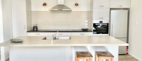 Geladeira, micro-ondas, fogão, cooktop
