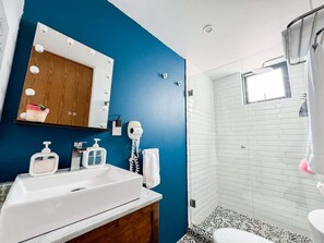 Shower, hair dryer - Serenity Condesa Condo w/ Castle sunset view & AC (Ciudad de México)