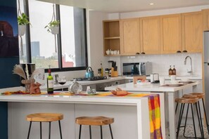 ثلاجة، ميكروويف، فرن، موقد طهي مسطح