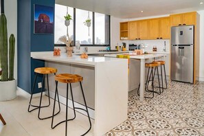 Refrigerador, microondas, horno y parrilla de estufa