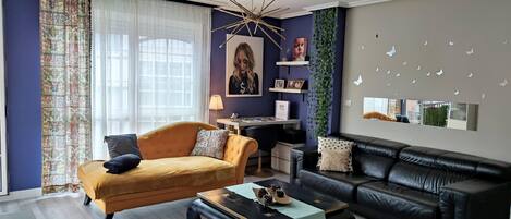 Smart TV, libros y estéreo