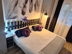 3 室のベッドルーム、デスク、アイロン / アイロン台、旅行用ベビーベッド