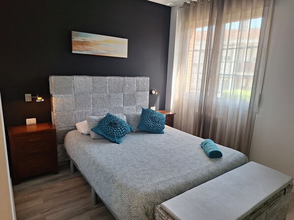 3 slaapkamers, een bureau, een strijkplank/strijkijzer, reisbedje