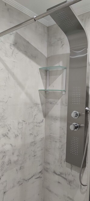 Shower, eco-friendly toiletries, hair dryer, bidet - INTXAURTI ETXEA (Mallabia)