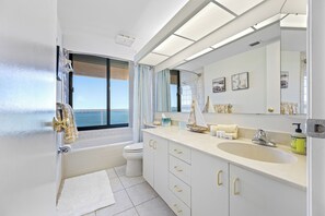 Dusche, Haartrockner, Handtücher, Toilettenpapier
