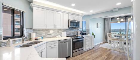 Refrigerador, microondas, horno, placa de cocina