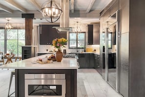 House (6 Bedrooms) | Interior