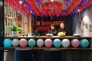 Bar (trong khuôn viên)