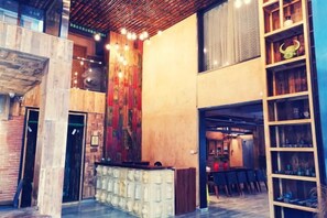 Un intérieur moderne comprenant un comptoir d’accueil, un escalier et un espace bar.